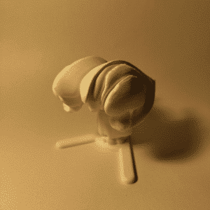 Profesor de neurociencia mostrando una pieza individual del globo pálido a sus alumnos, separada del resto del modelo anatómico.