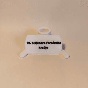 Peana personalizada para modelos anatómicos con logotipo corporativo Base soporte de alta calidad con el logotipo de una clínica grabado, sosteniendo firmemente una figura cuerpo humano profesional.