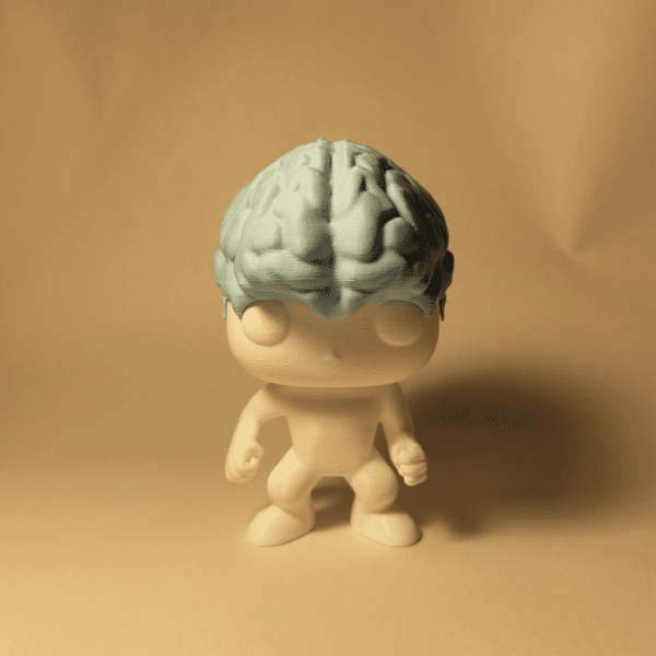 Una mano extendida ofreciendo el muñeco Brainvis a la cámara, invitando al espectador a tomarlo.