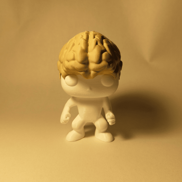 Una persona sosteniendo suavemente al muñeco Brainvis contra su pecho, transmitiendo calma, confort y apoyo emocional