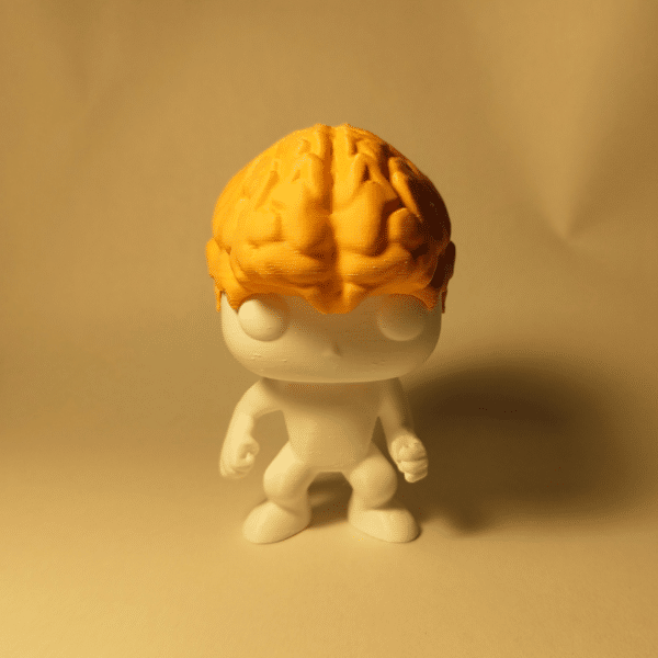 Un grupo de tres muñecos Brainvis en diferentes poses divertidas, representando la comunidad de la marca YOAM y su pasión por la anatomía.