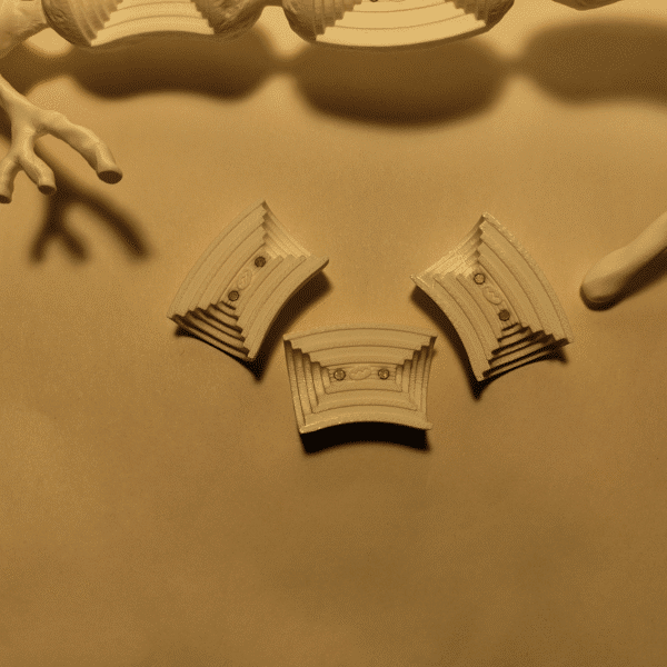 Maqueta de neurona gigante sobre un soporte, permitiendo ver detalles microscópicos a simple vista para facilitar el estudio.