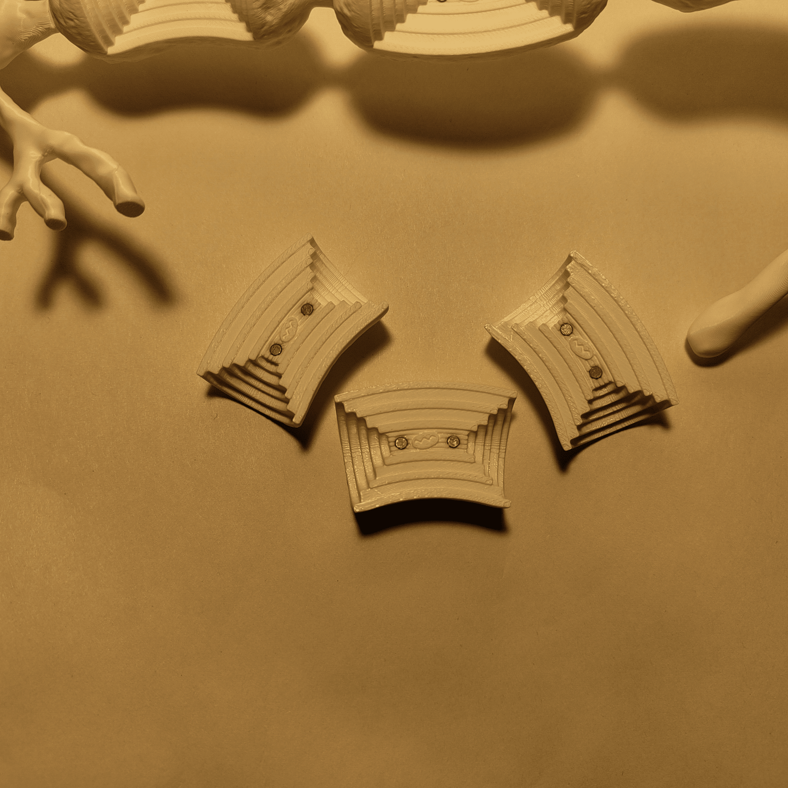 Maqueta de neurona gigante sobre un soporte, permitiendo ver detalles microscópicos a simple vista para facilitar el estudio.