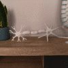 Maqueta de neurona ampliada mostrando el cuerpo celular, el núcleo y las ramificaciones dendríticas para clases de biología.