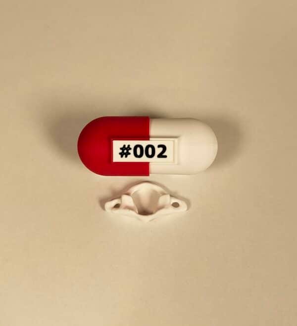 Regalo original para quiroprácticos: Llavero de vértebra Atlas Fotografía de producto creativa con la píldora anatómica y la vértebra C1 blanca, ideal para merchandising de salud.