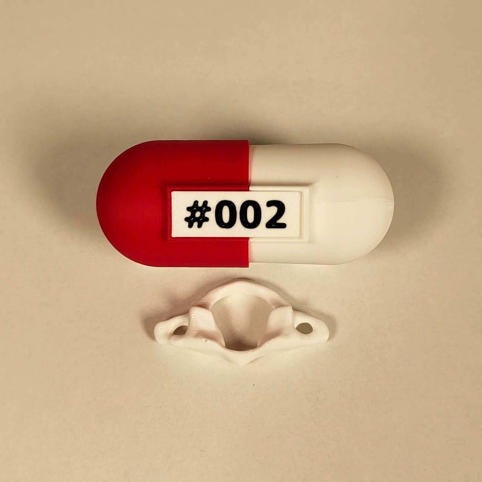 Fotografía de producto creativa con la píldora anatómica y la vértebra C1 blanca, ideal para merchandising de salud.