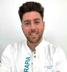 Retrato profesional del Dr. Jesús Casilda, Doctor en Fisioterapia y cofundador de YOAM, transmitiendo experiencia y cercanía.